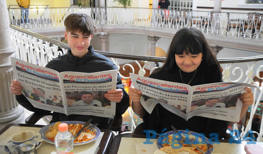 Grupo de personas desayunando.