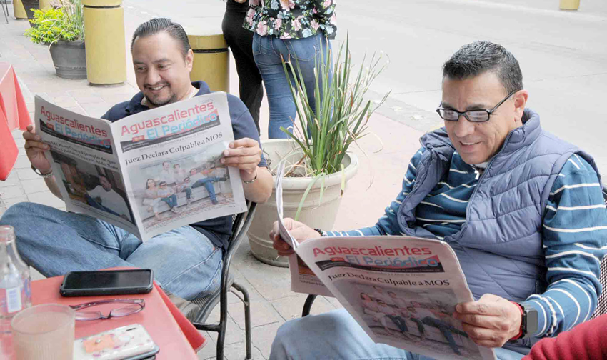 Grupo de personas desayunando.