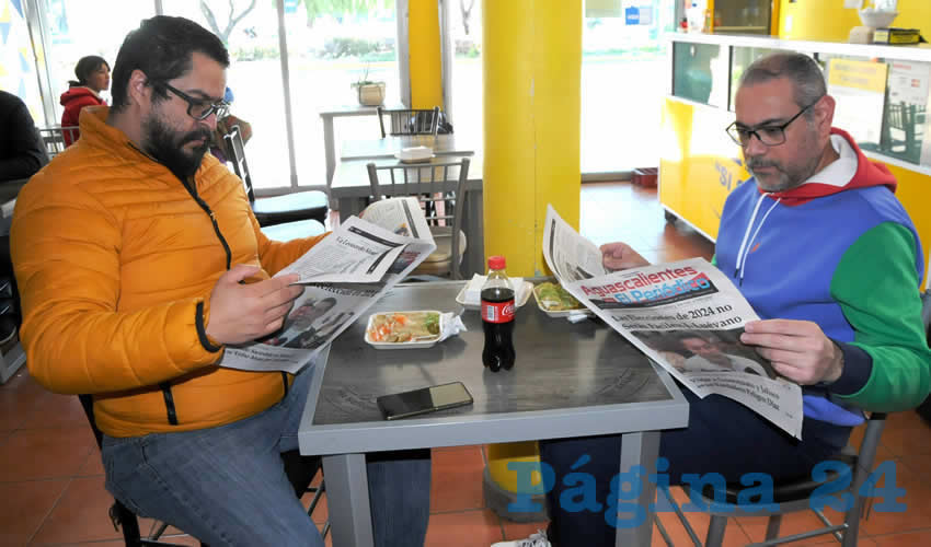 Grupo de personas desayunando.