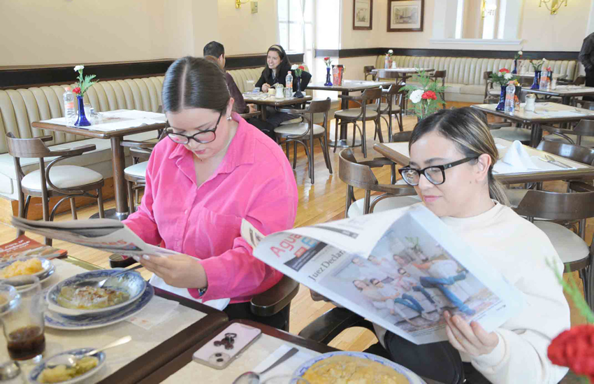 Grupo de personas desayunando.