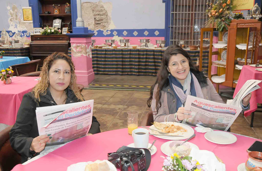 Grupo de personas desayunando.