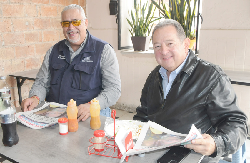 Grupo de personas desayunando.