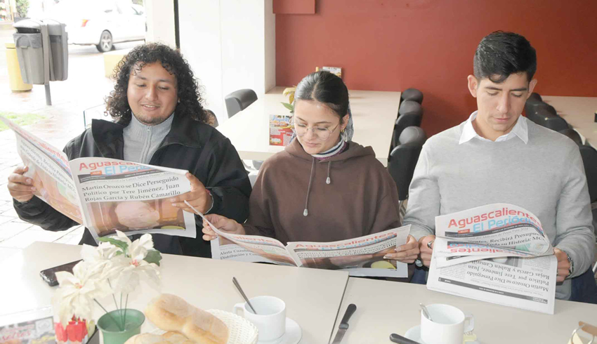 Grupo de personas desayunando.