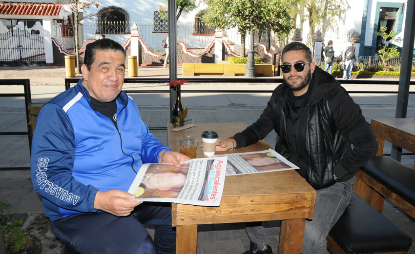 Grupo de personas desayunando.