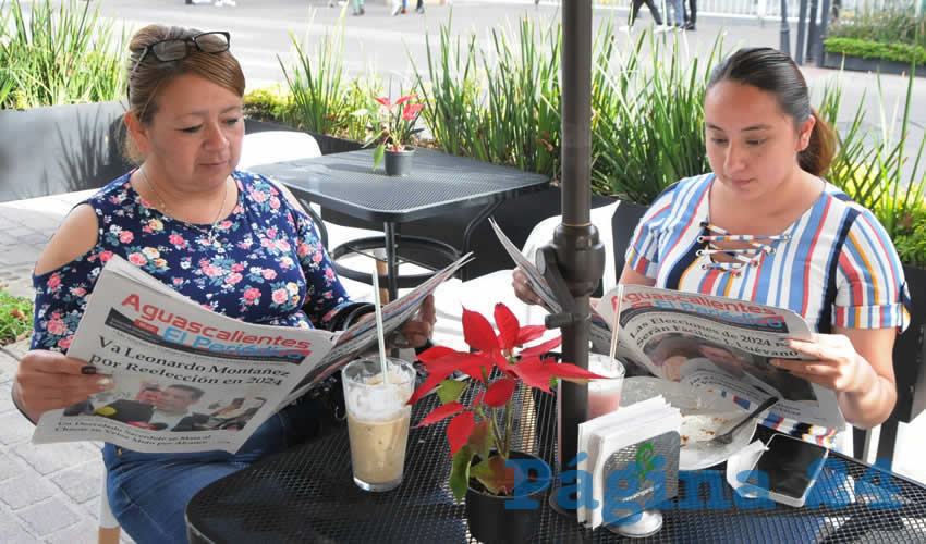 Grupo de personas desayunando.