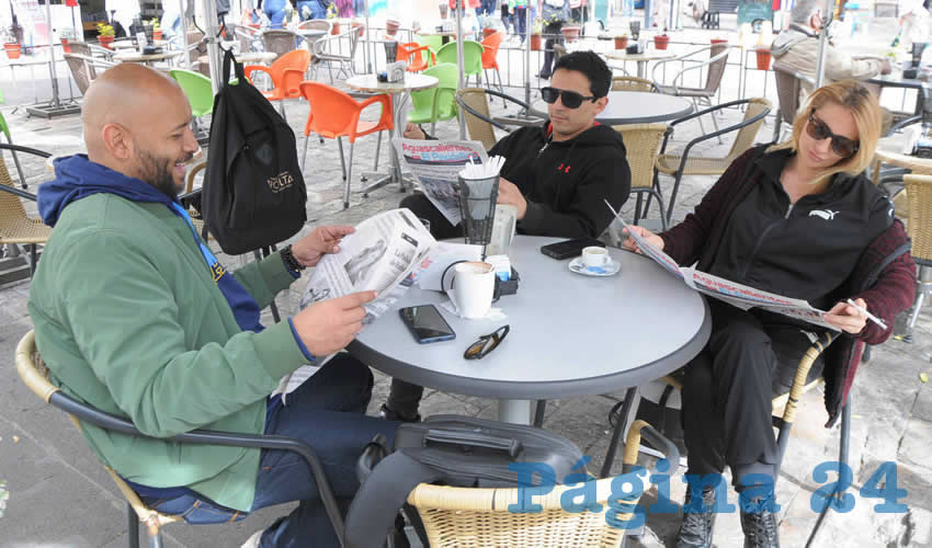 Grupo de personas desayunando.