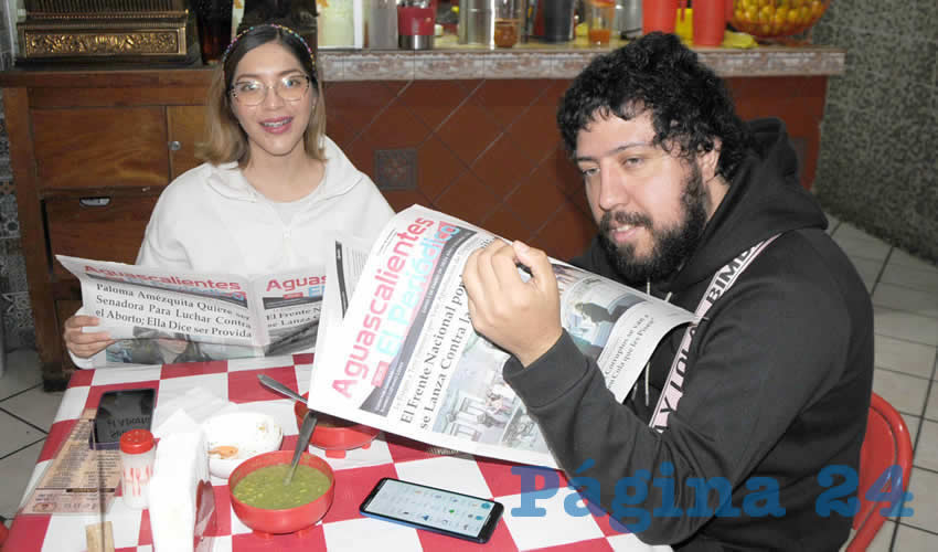 Grupo de personas desayunando.