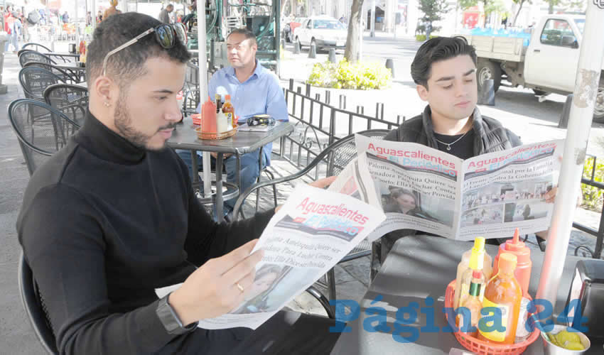 Grupo de personas desayunando.