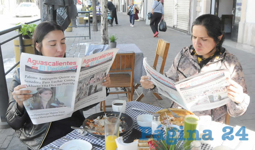 Grupo de personas desayunando.