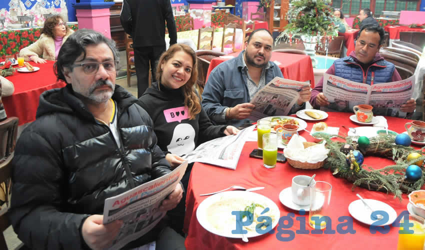 Grupo de personas desayunando.