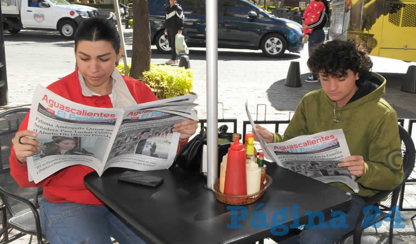 Grupo de personas desayunando.