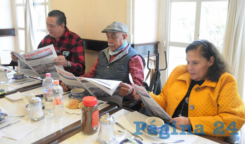 Grupo de personas desayunando.