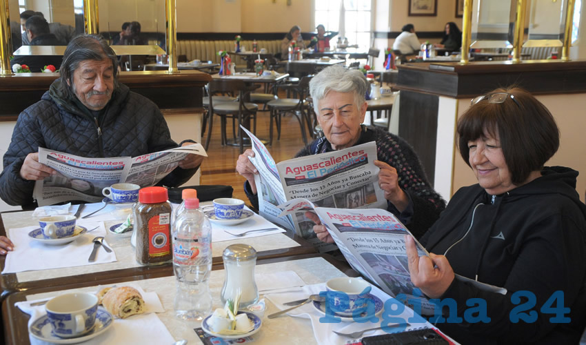 Grupo de personas desayunando.