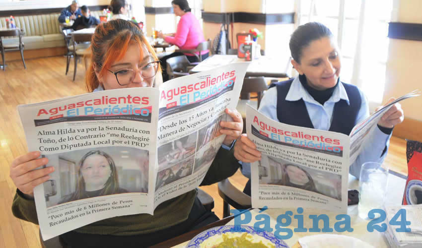 Grupo de personas desayunando.