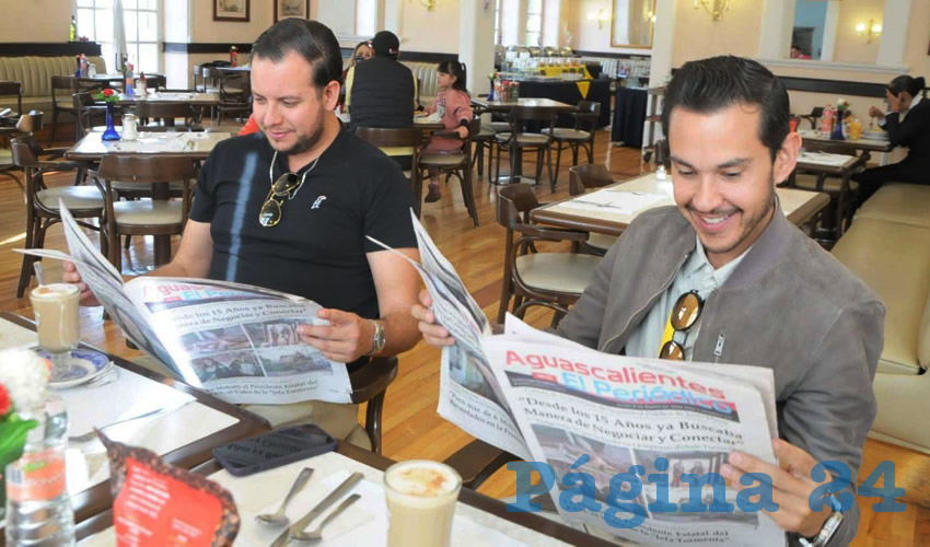 Grupo de personas desayunando.