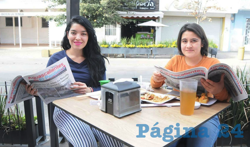 Grupo de personas desayunando.