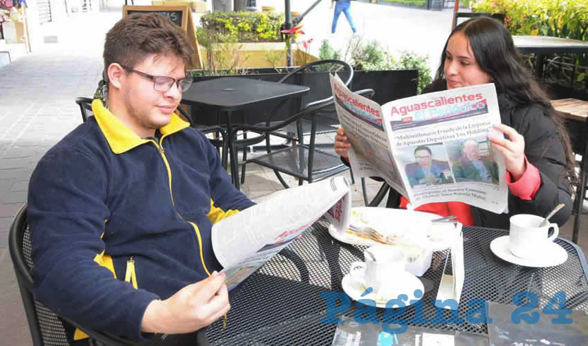 Grupo de personas desayunando.