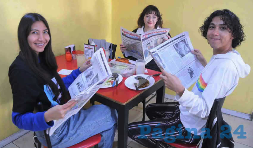 Grupo de personas desayunando.