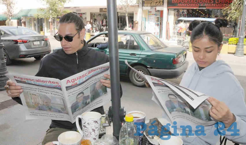 Grupo de personas desayunando.