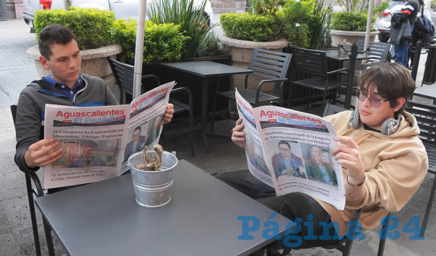 Grupo de personas desayunando.