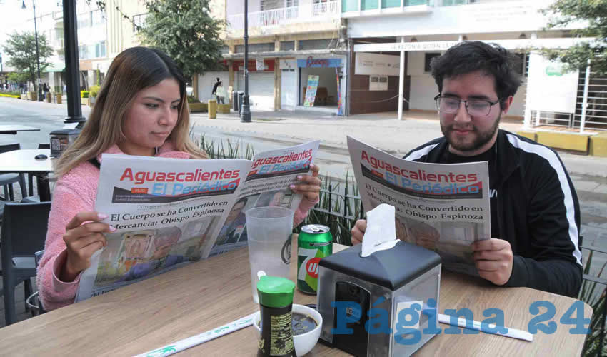 Grupo de personas desayunando.