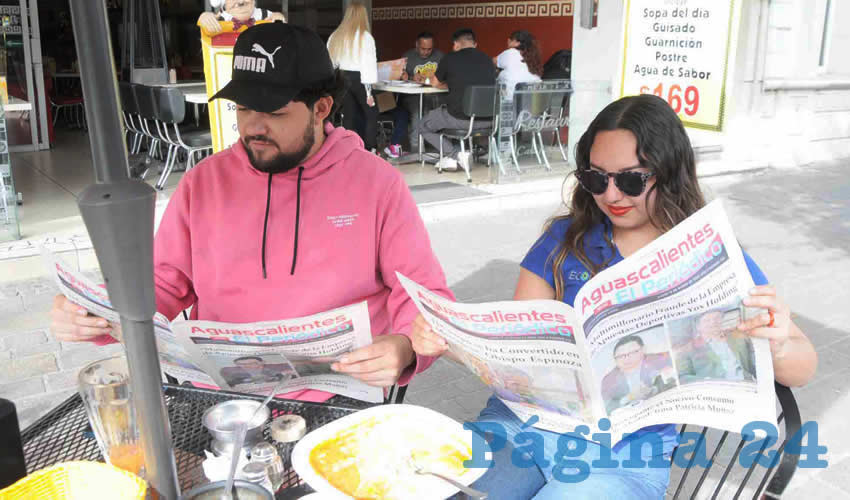 Grupo de personas desayunando.