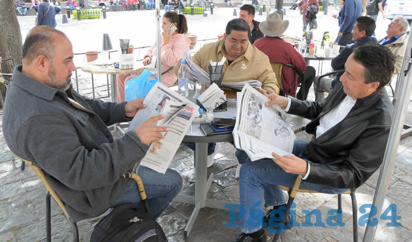 Grupo de personas desayunando.