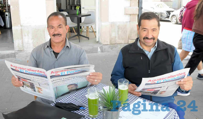 Grupo de personas desayunando.