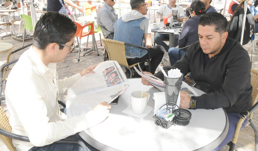 Grupo de personas desayunando.