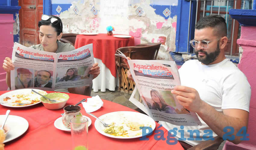 Grupo de personas desayunando.