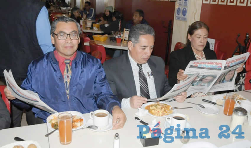 Grupo de personas desayunando.