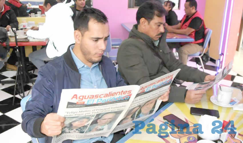 Grupo de personas desayunando.