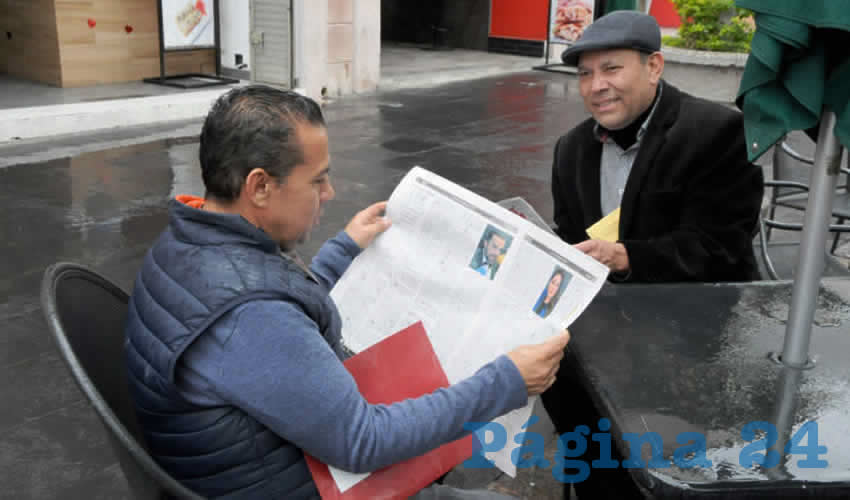 Grupo de personas desayunando.