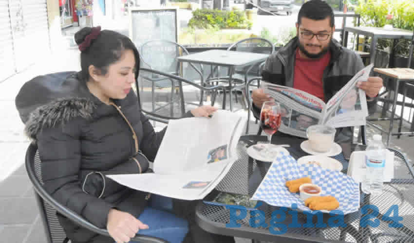 Grupo de personas desayunando.