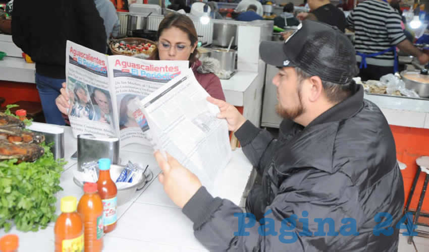 Grupo de personas desayunando.