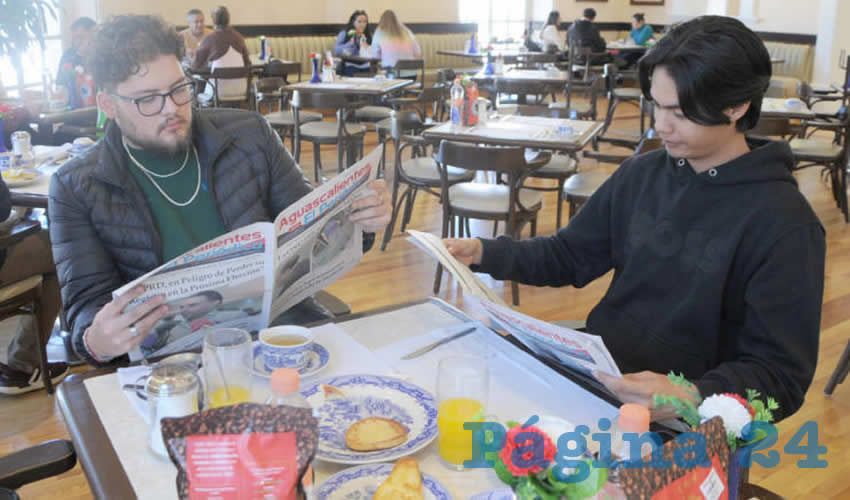 Grupo de personas desayunando.