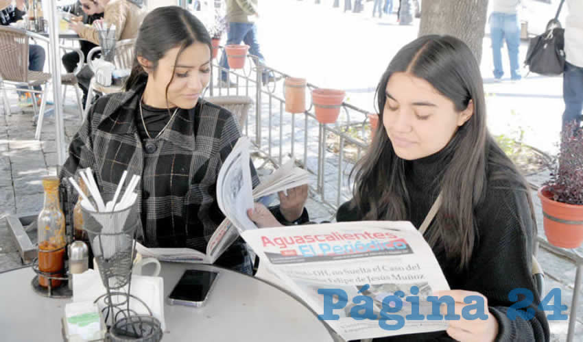 Grupo de personas desayunando.