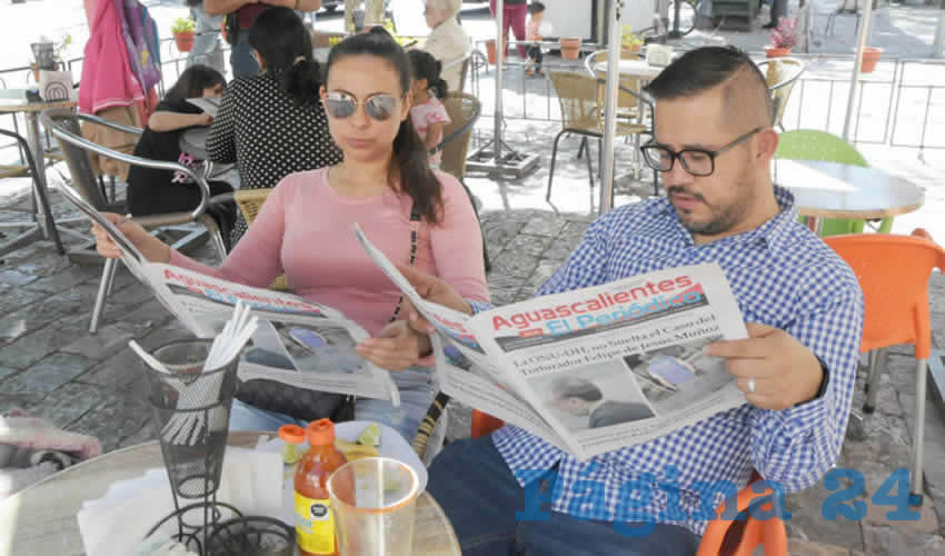 Grupo de personas desayunando.