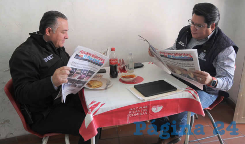 Grupo de personas desayunando.