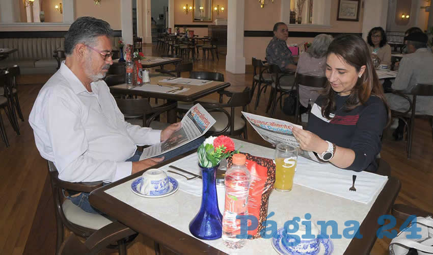 Grupo de personas desayunando.