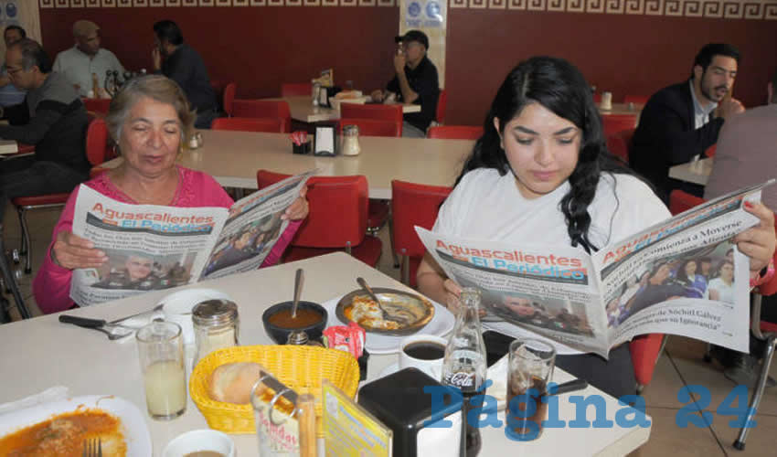 Grupo de personas desayunando.