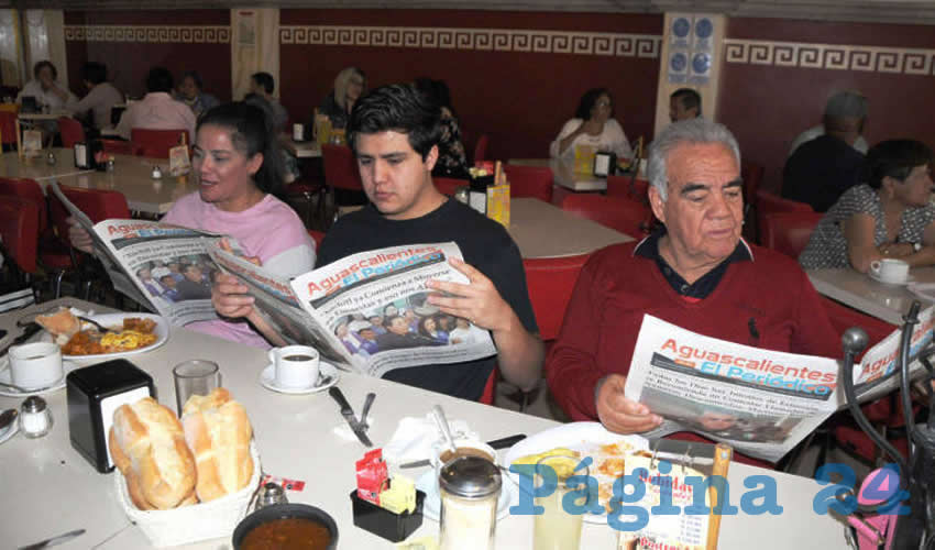 Grupo de personas desayunando.