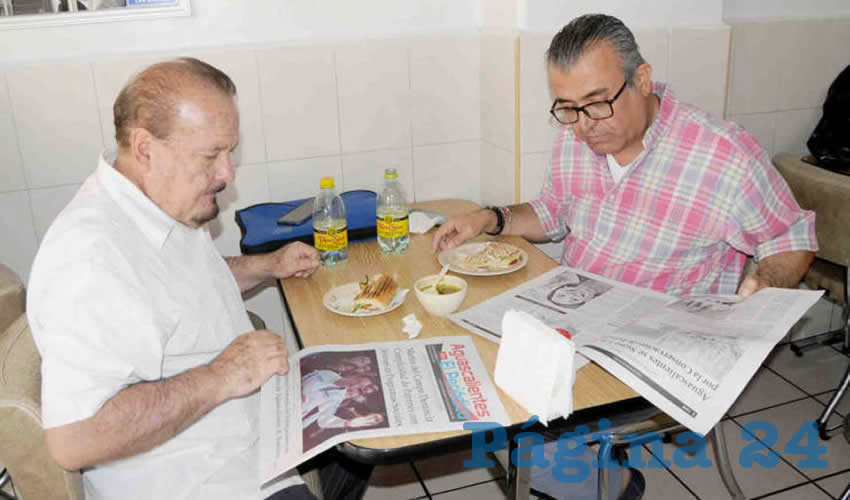 Grupo de personas desayunando.