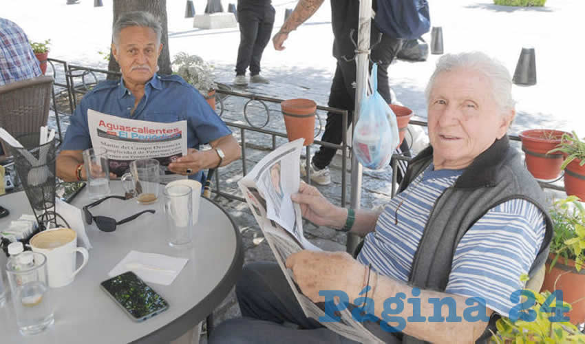 Grupo de personas desayunando.