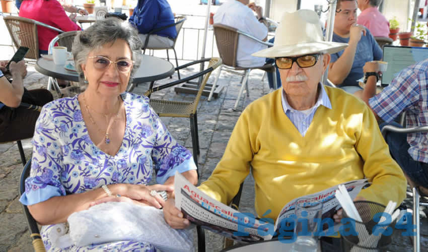 Grupo de personas desayunando.