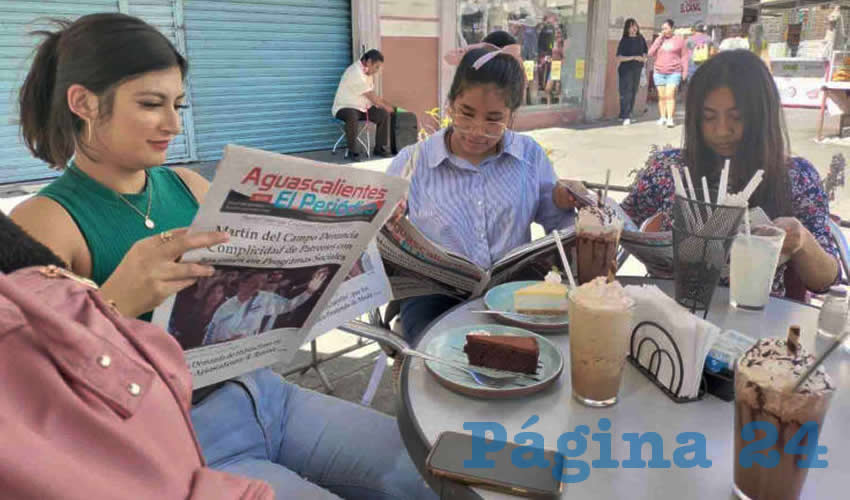 Grupo de personas desayunando.