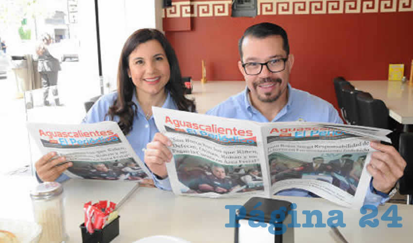 Grupo de personas desayunando.