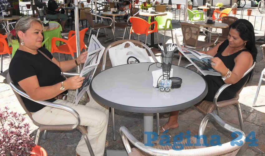 Grupo de personas desayunando.