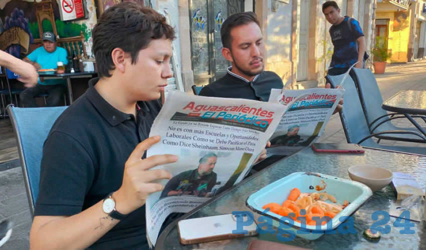 Grupo de personas desayunando.