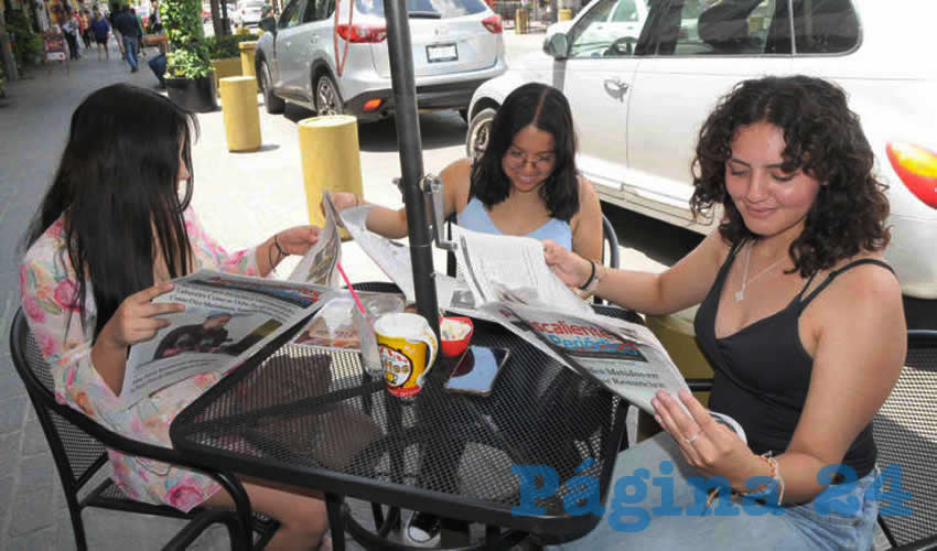 Grupo de personas desayunando.